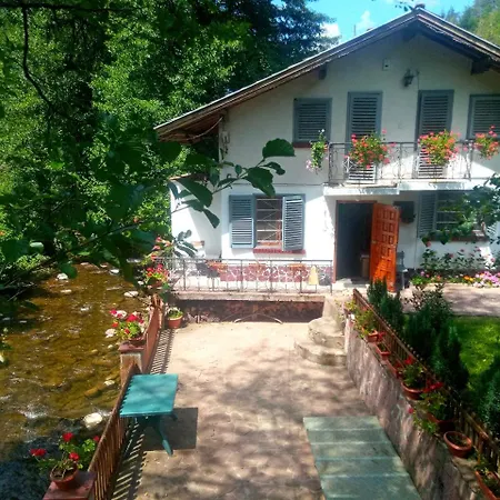 House By The River Ferienhaus